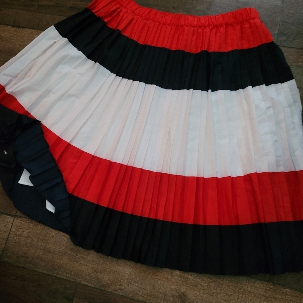 Tommy Hilfiger skirt with pleats size xl NWOT - Picture 2 of 3